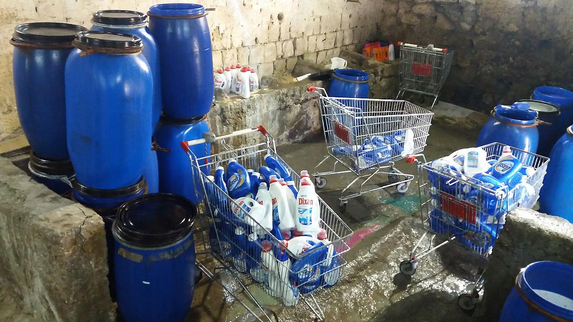Fabbrica di detersivi contraffatti e lager di cani, blitz dei vigili urbani: scattano i sigilli