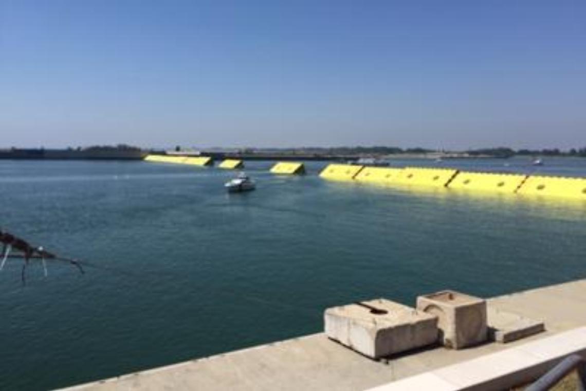 Paratoie alzate, Venezia isolata dall'acqua