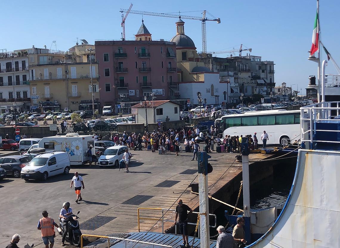 Si sgancia catena da gru, grave operaio