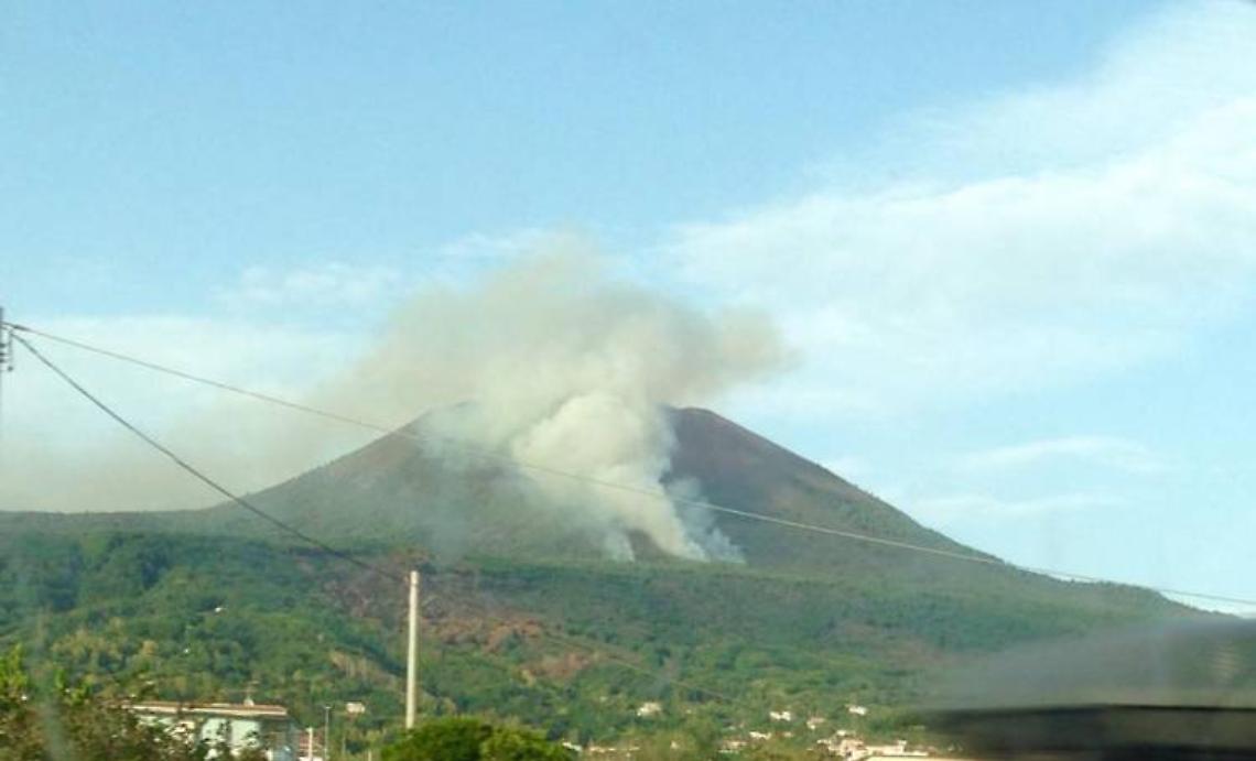 “Il Vesuvio non dimentica" il rogo che lo devastò