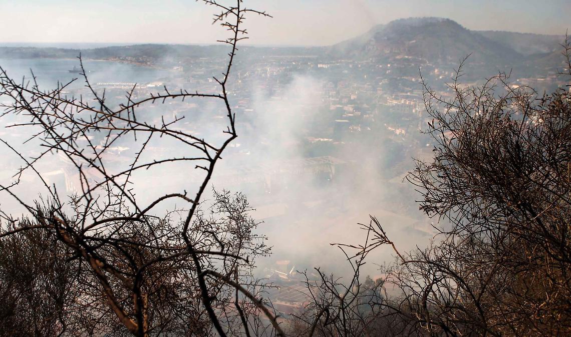 Camaldoli in fiamme, paura per la fabbrica di fuochi d'artificio