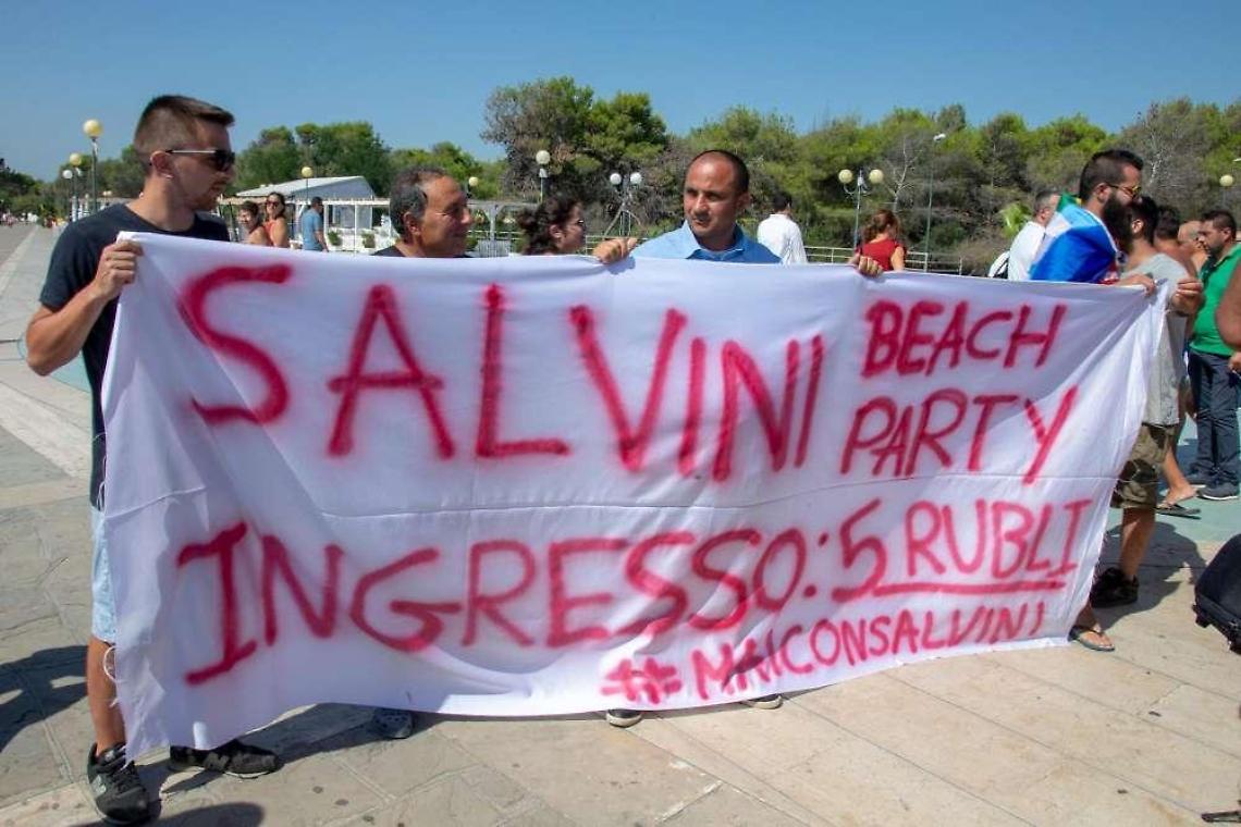 Il leader leghista a Policoro fra selfie, contestazioni e striscioni ironici 