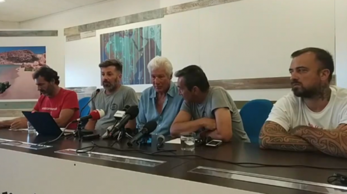 Richard Gere: «I migranti della Open Arms vengono dall'inferno». Salvini: «Li porti nelle sue ville»