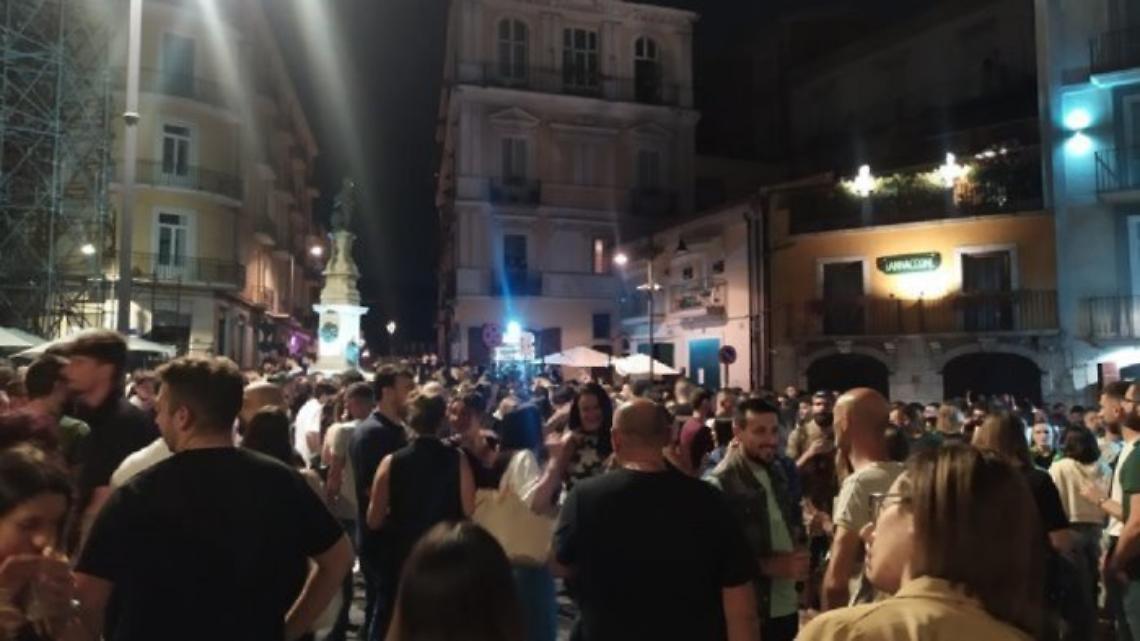 Resta bloccato in auto, investe due giovani e viene picchiato