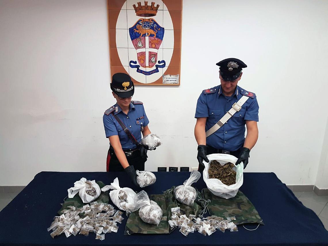 La droga della camorra in 4 zainetti in un giardino