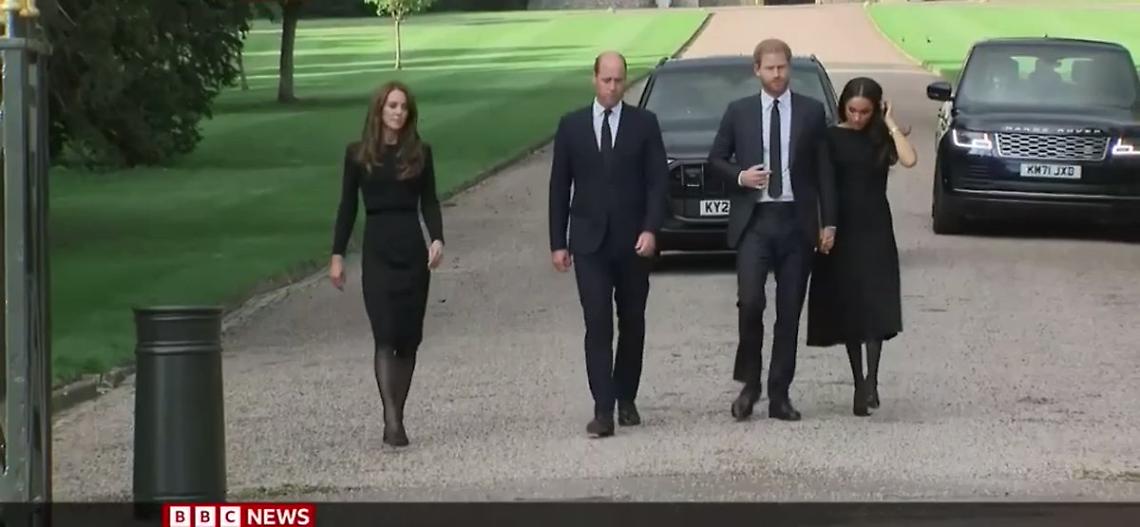 Harry e Meghan con William e Kate a Windsor per l'omaggio a nonna Elisabetta
