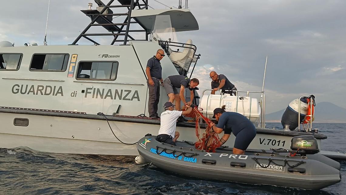Parco di Gaiola, rimossa rete abusiva di 450 metri