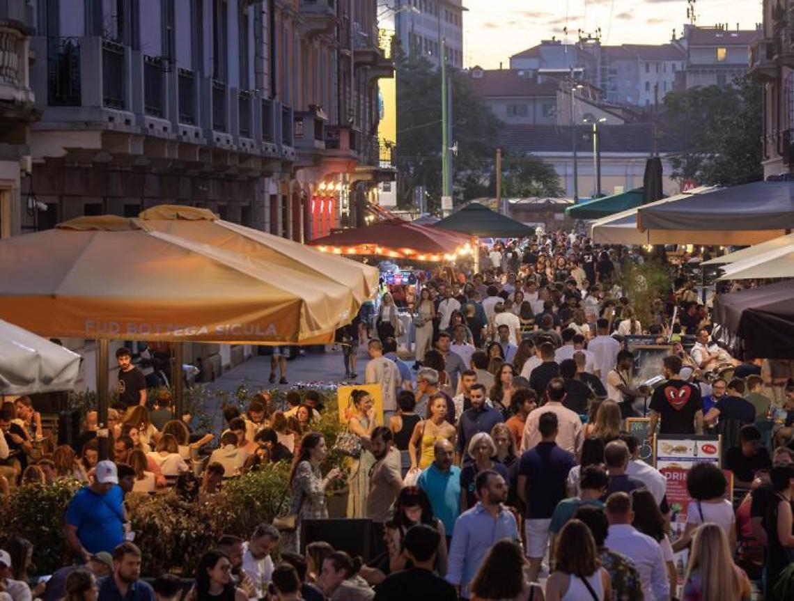 Milano, 18enne denuncia: «Mi hanno violentata sui Navigli»
