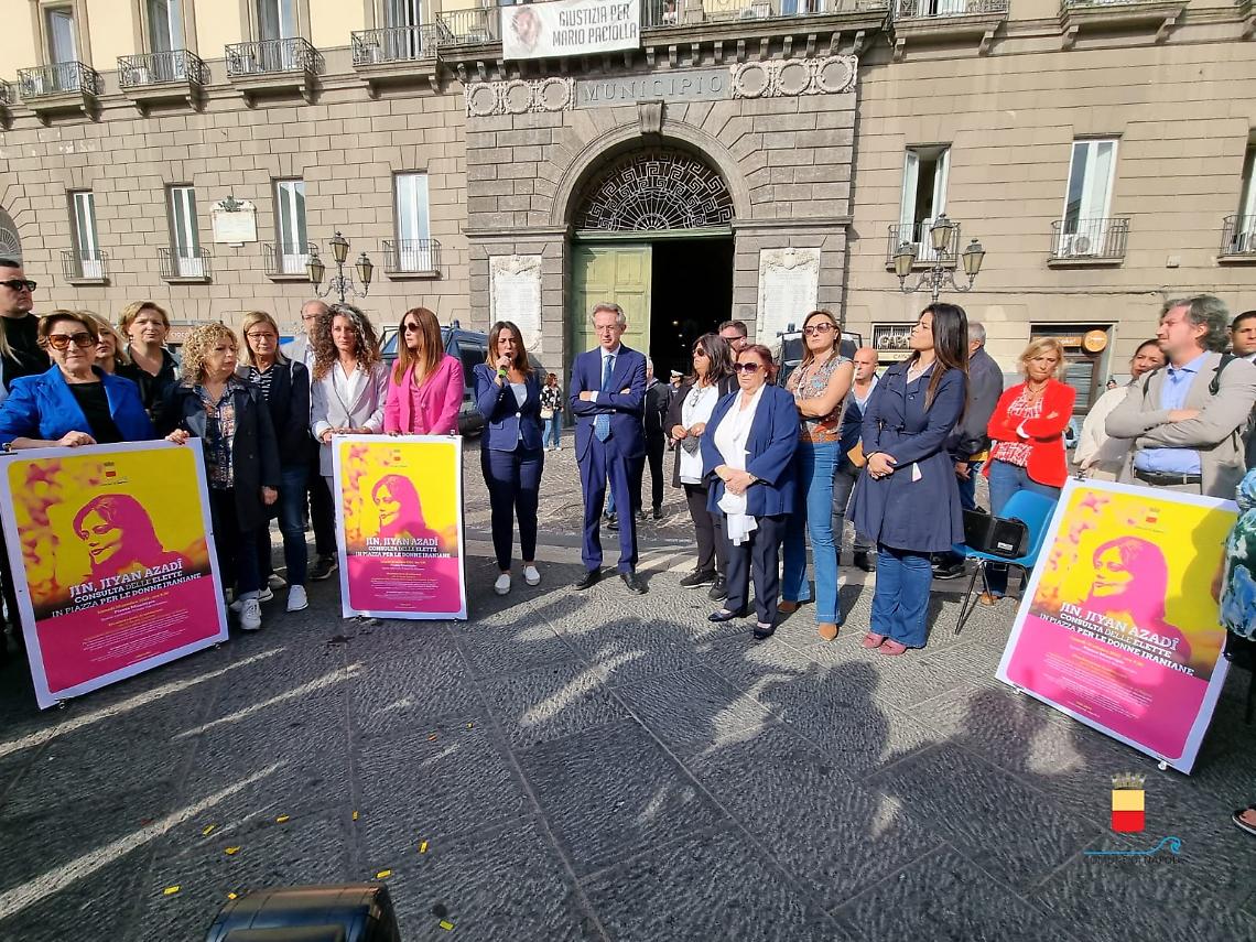 Consulta delle elette in piazza a Napoli per le donne dell'Iran