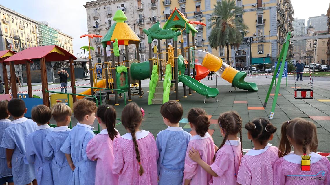 Napoli, area giochi nella piazza dove fu ferita la piccola Noemi