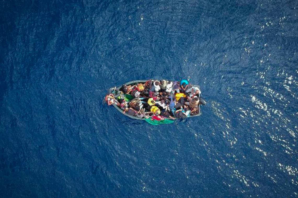 Raffica di sbarchi a Lampedusa, bimbo morto su un barchino