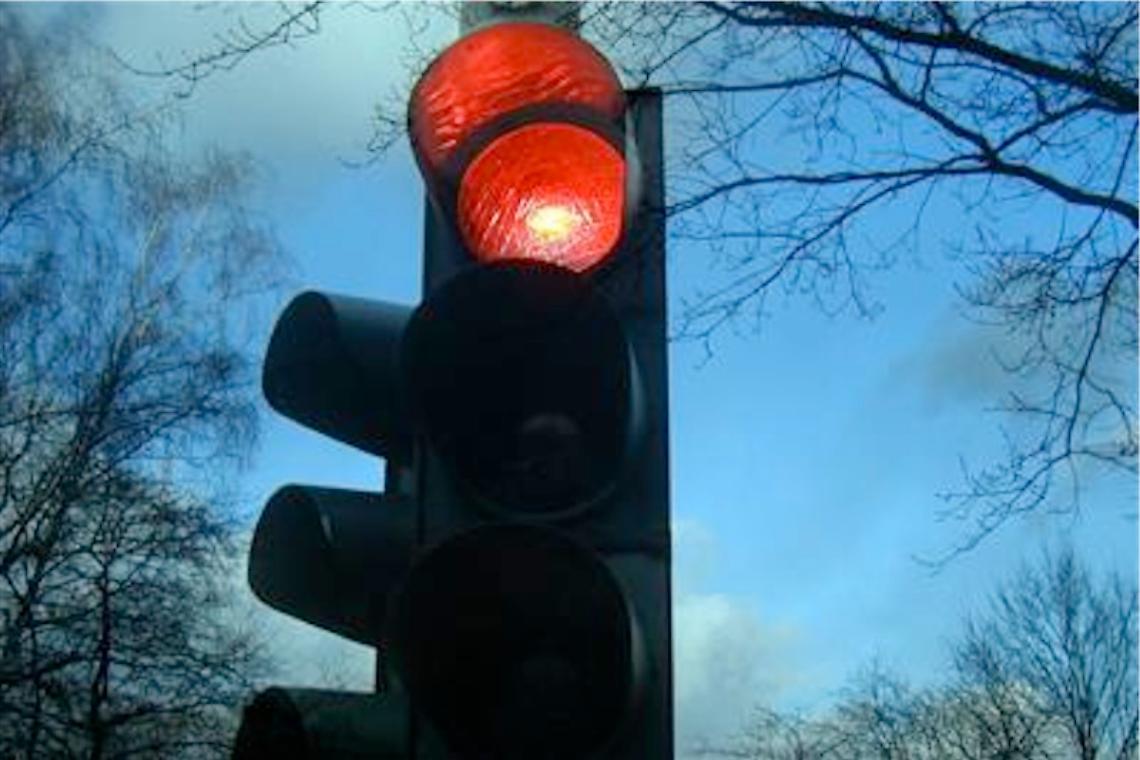Passi col rosso? Ecco quando la multa è nulla
