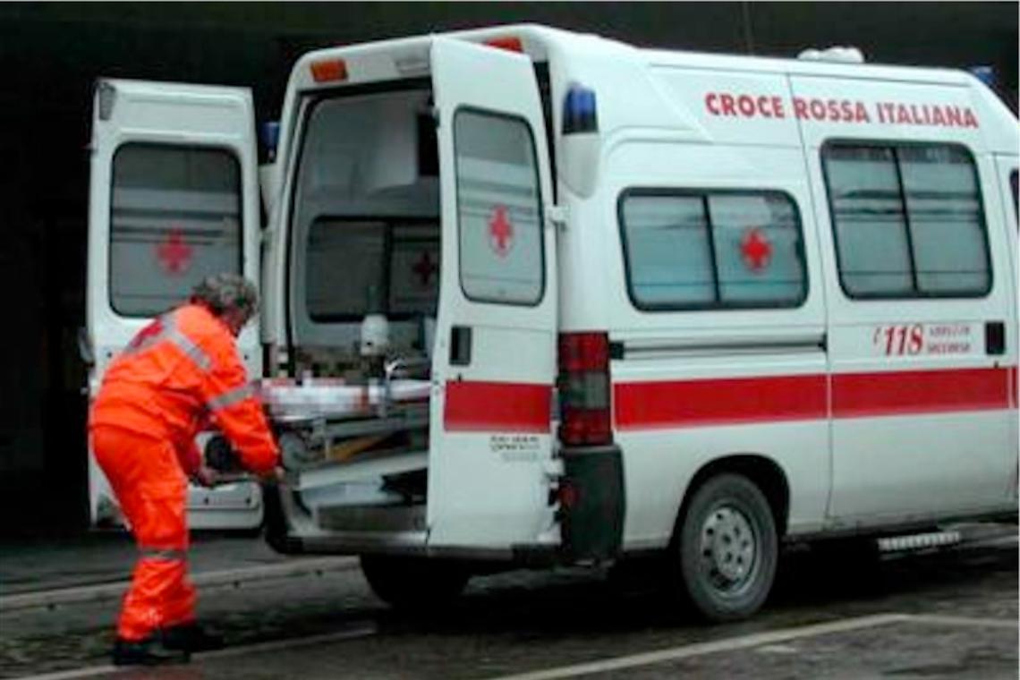 Auto contro un albero, muore 19enne a Ostia