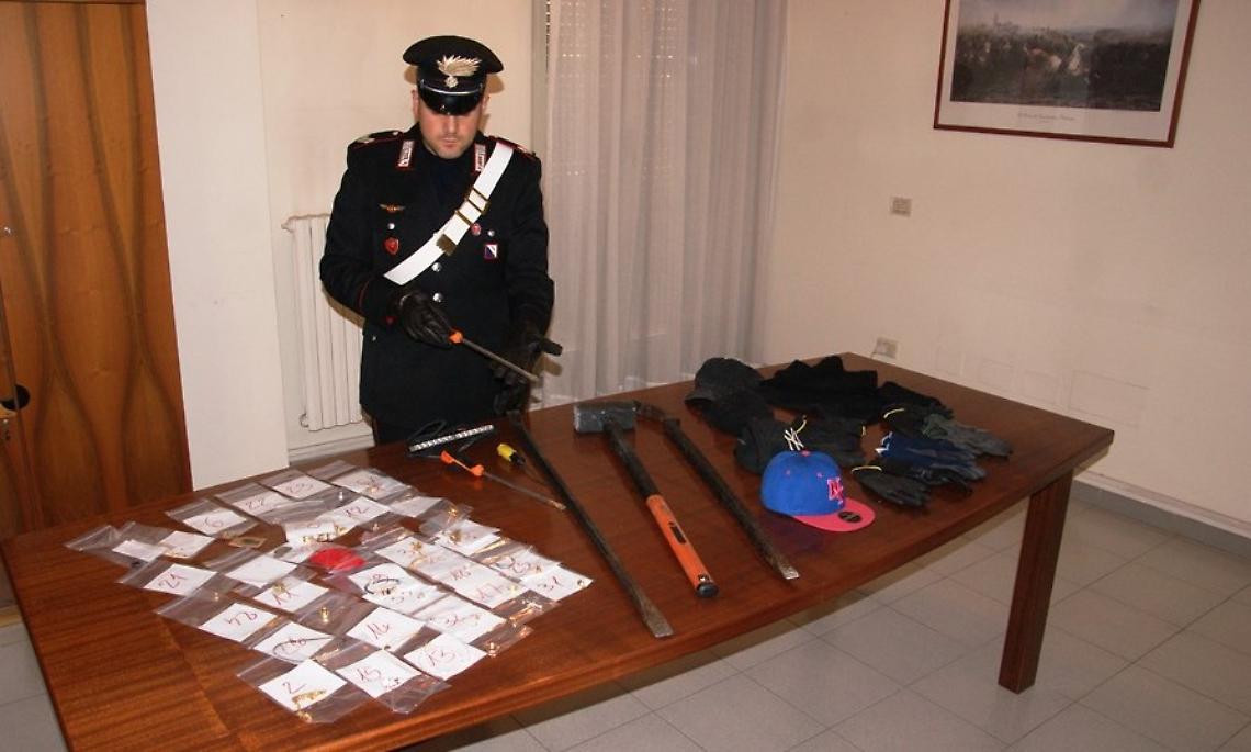 Melito, presi in 5 con oggetti preziosi appena rubati