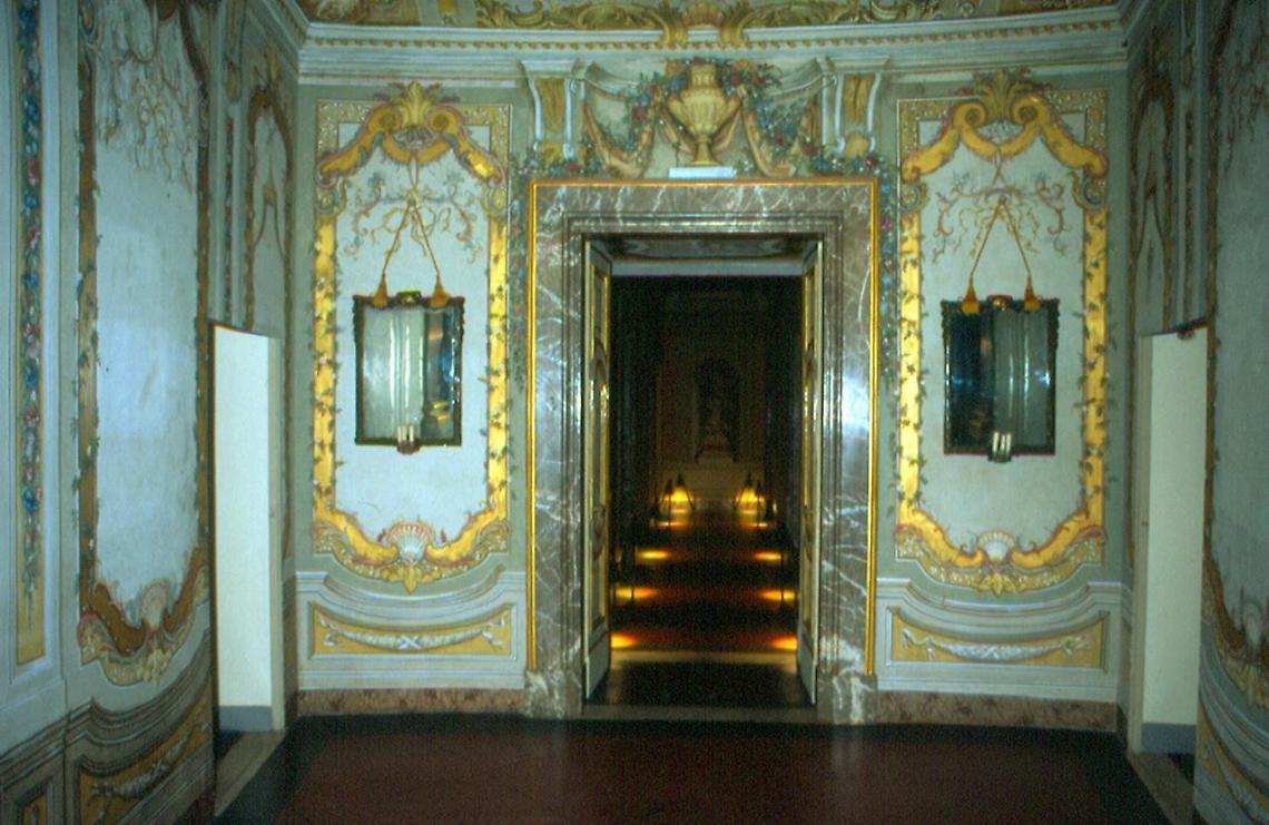 Paura alla Reggia di Caserta, giù l'intonaco in una delle stanze storiche