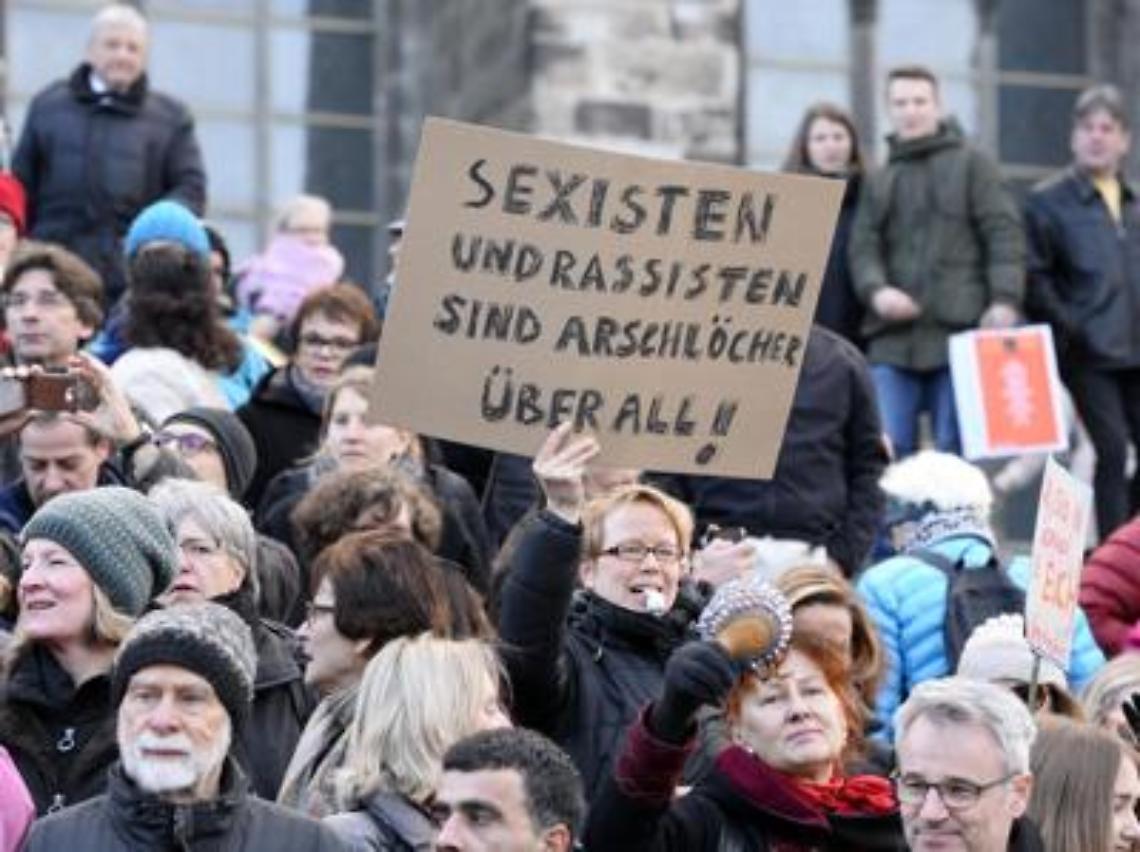 Colonia, è "caccia all'uomo": immigrati aggrediti da teppisti