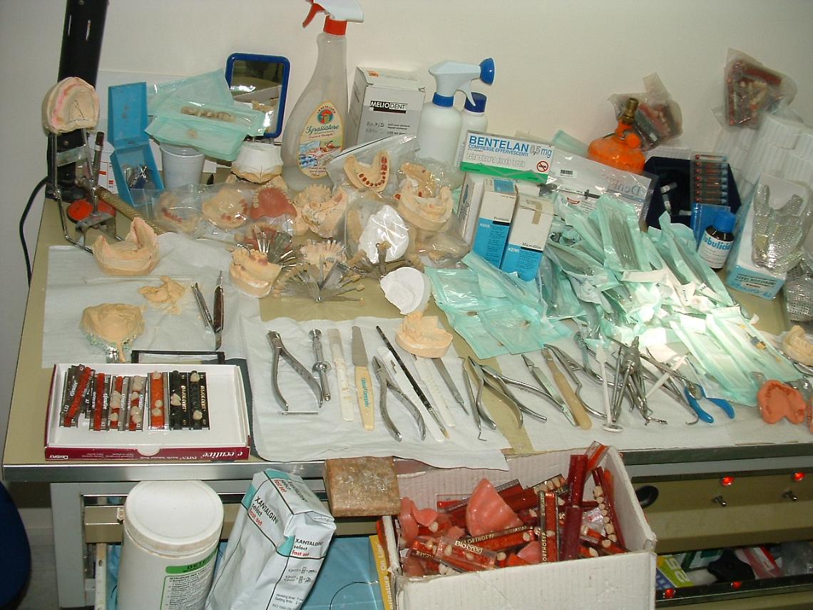 Falsi dentisti ad Arzano: due denunciati, sigilli allo studio