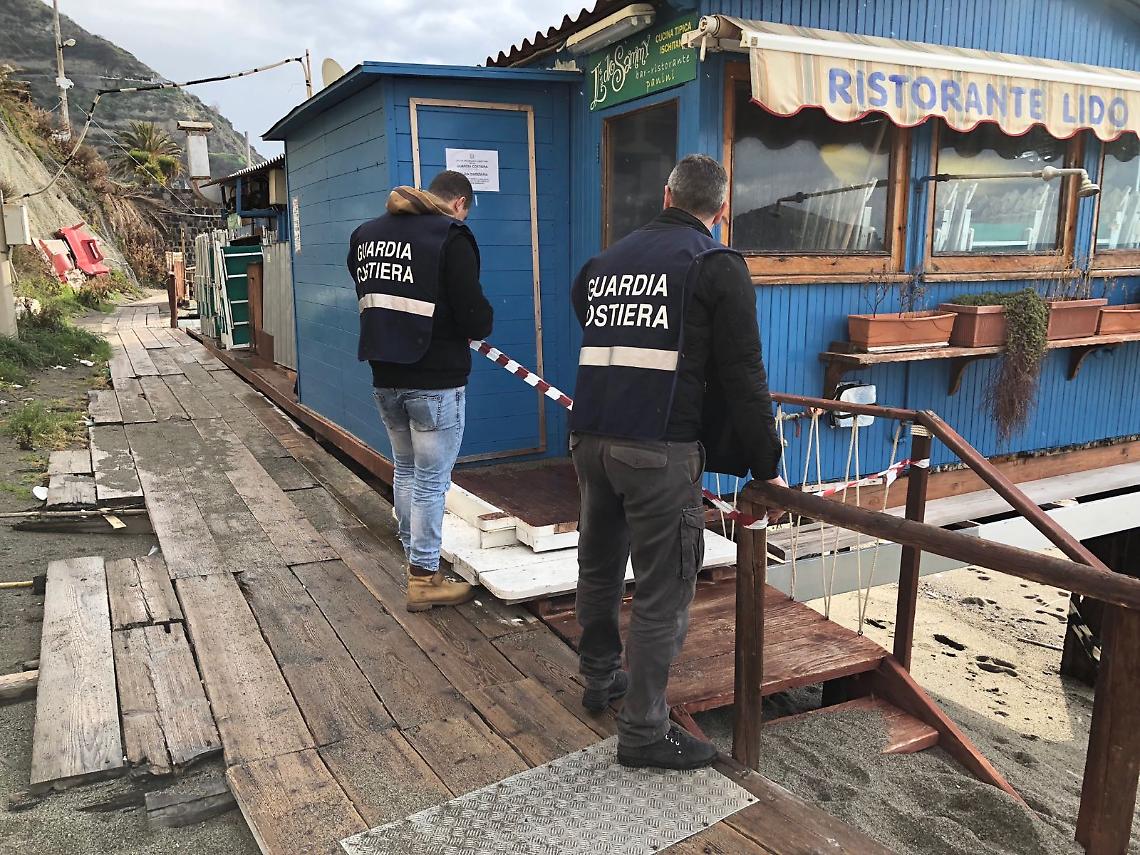 Ischia, sequestrati 4 stabilimenti balneari ai Maronti