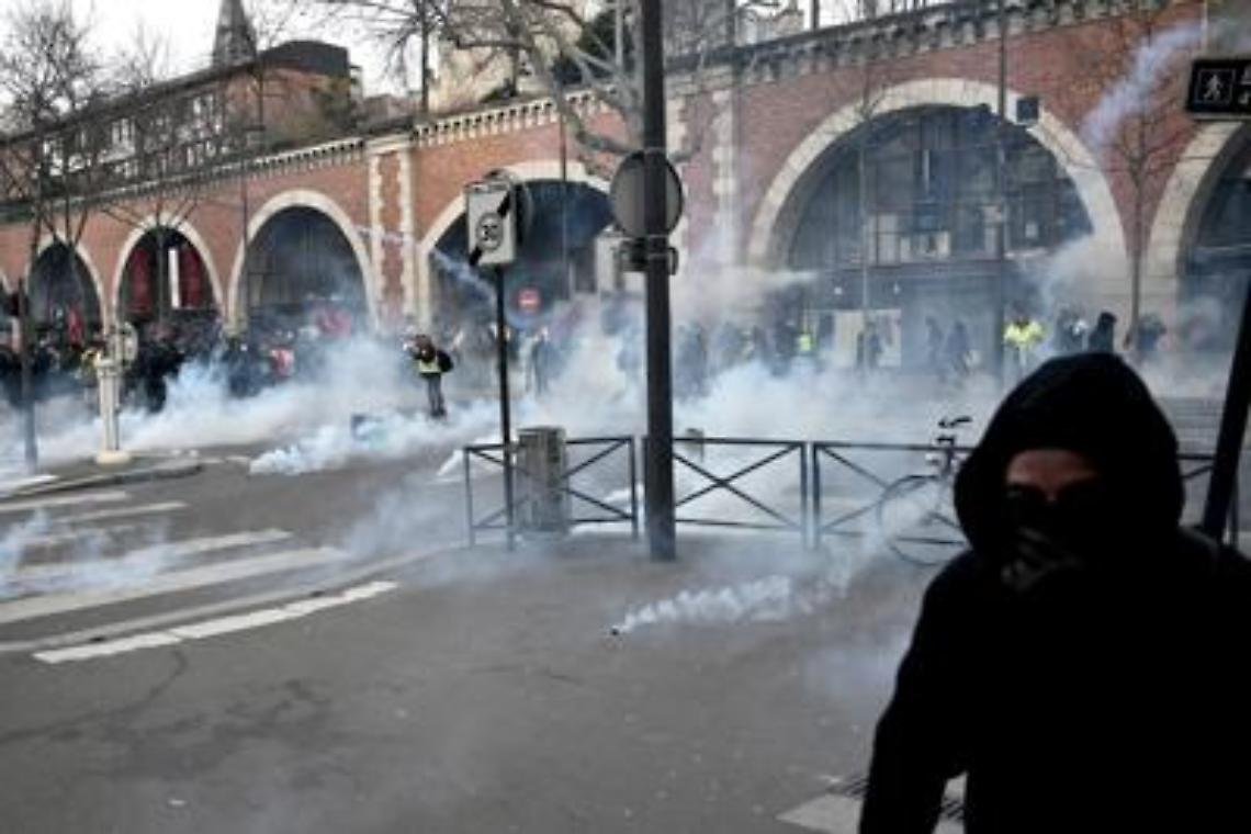 Francia, governo congela la riforma delle pensioni