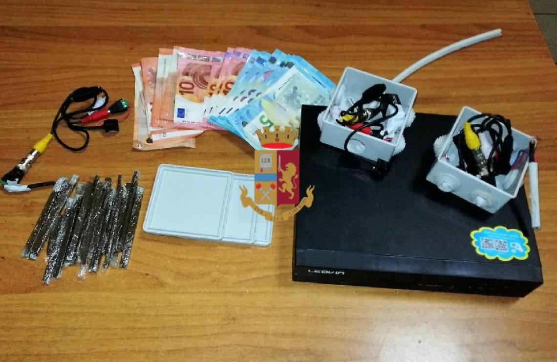 Secondigliano, nasconde droga in casa: arrestata