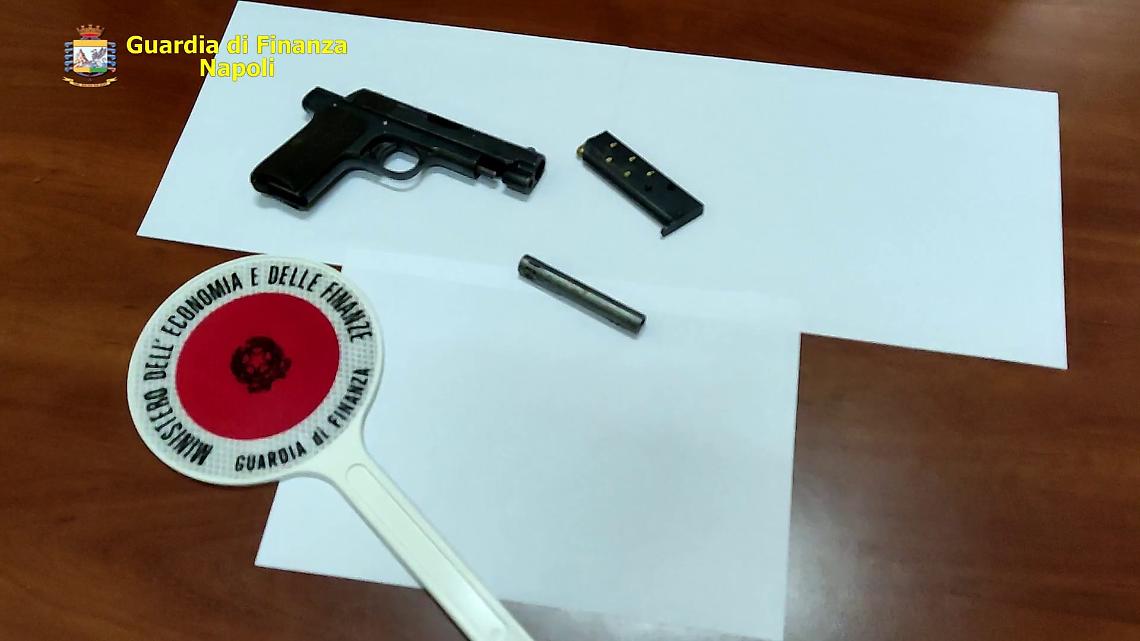 Pistola avvolta in un bavaglino da bebè trovata in strada a Napoli 