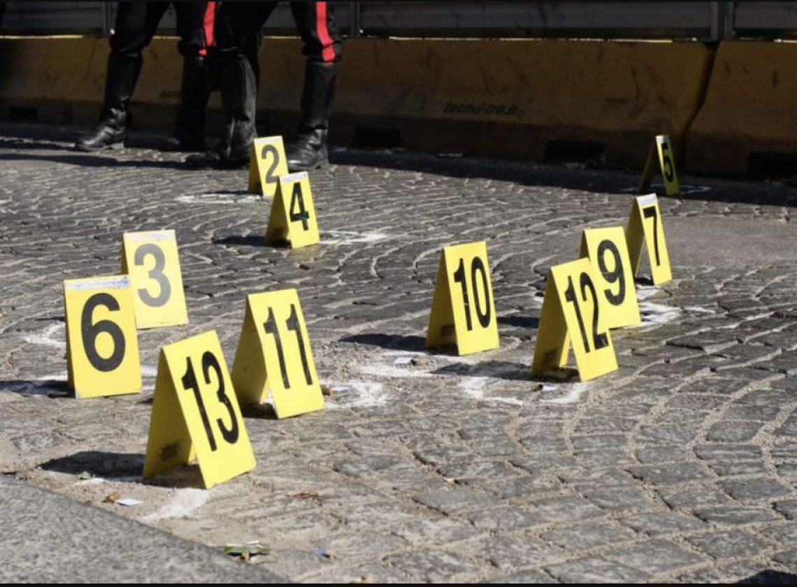 Stesa nella notte al quartiere Stella, trovati 40 bossoli