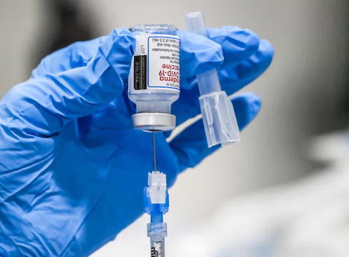 Covid, anziano si vaccina 11 volte: «Salute ottima, neanche un raffreddore»