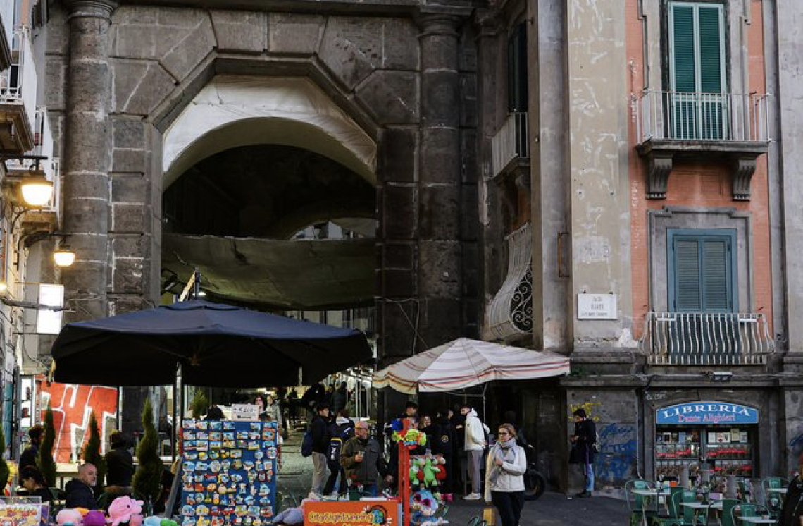 Chiude la libreria Pironti, Fi: «Abbassiamo i tributi comunali»