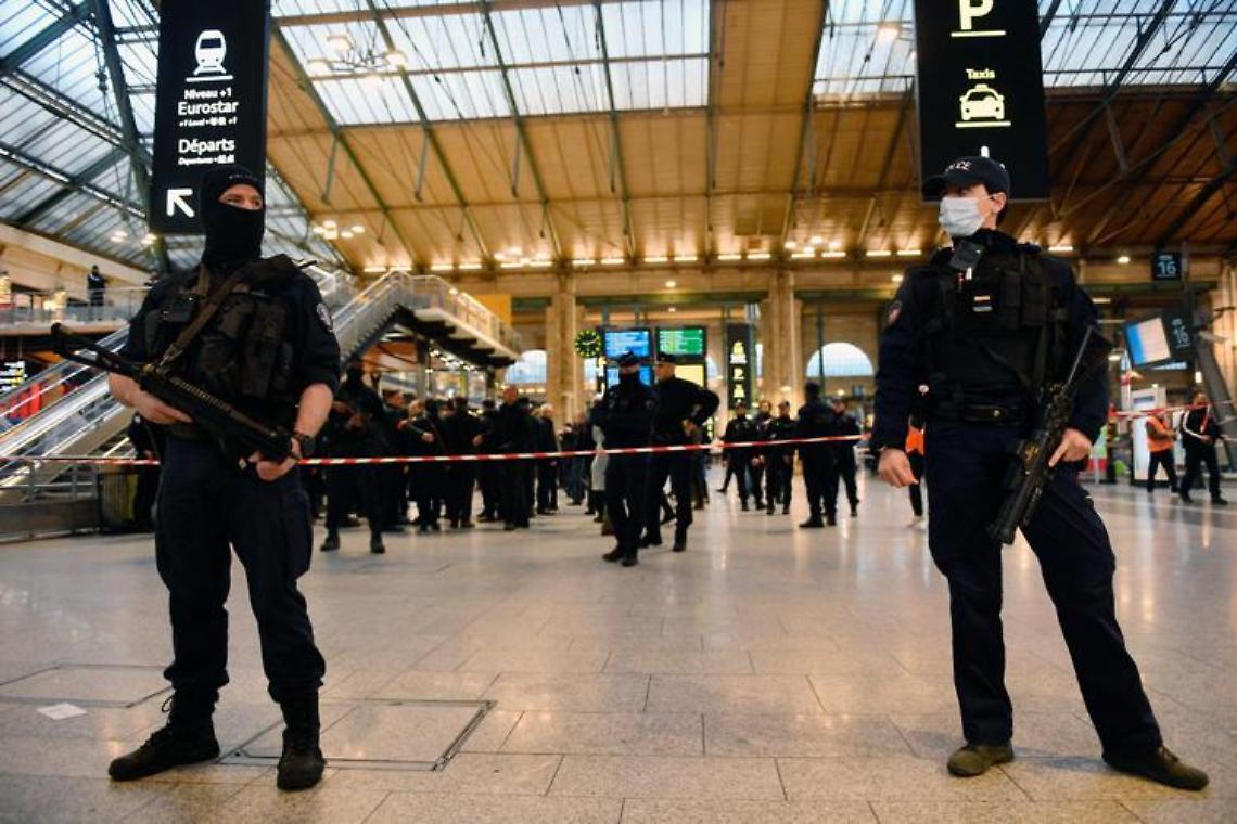 Terrore alla stazione di Parigi: squilibrato ferisce 6 persone