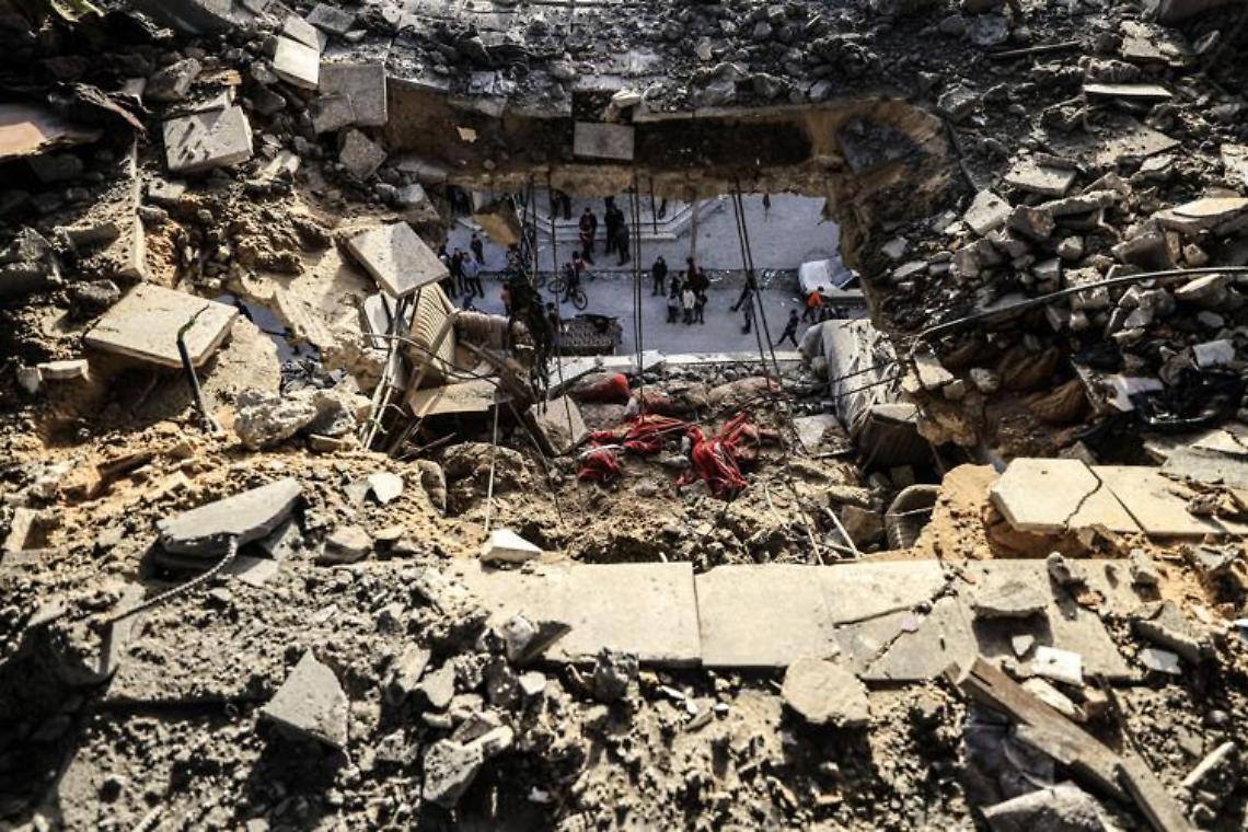 Ancora raid su Gaza, al via il processo per genocidio 