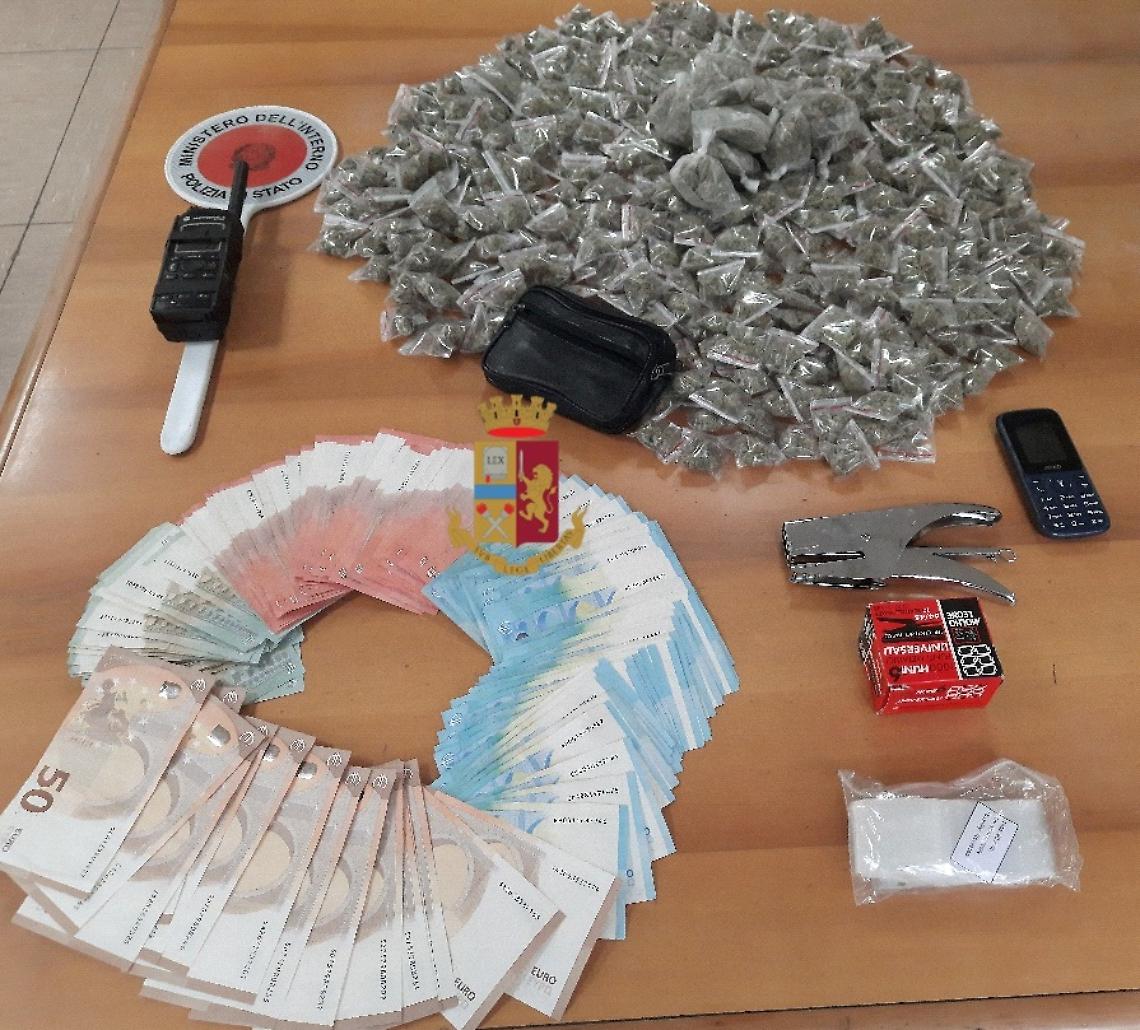 Lui si nasconde, le lancia droga dal balcone: presa coppia di pusher