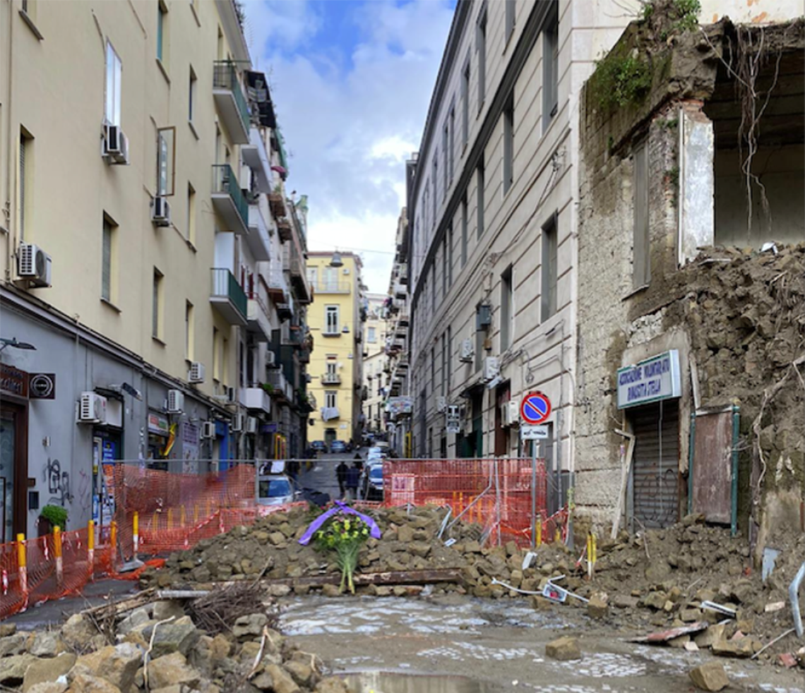 Fiori sulle macerie per il commercio in crisi
