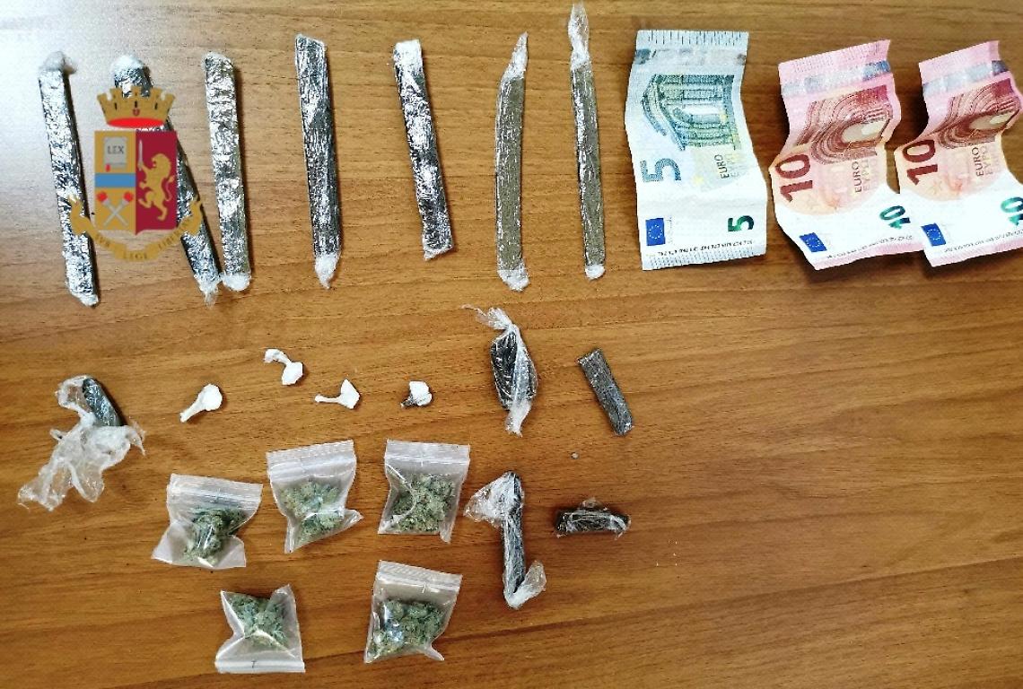 Scampia, spacciatrice in manette