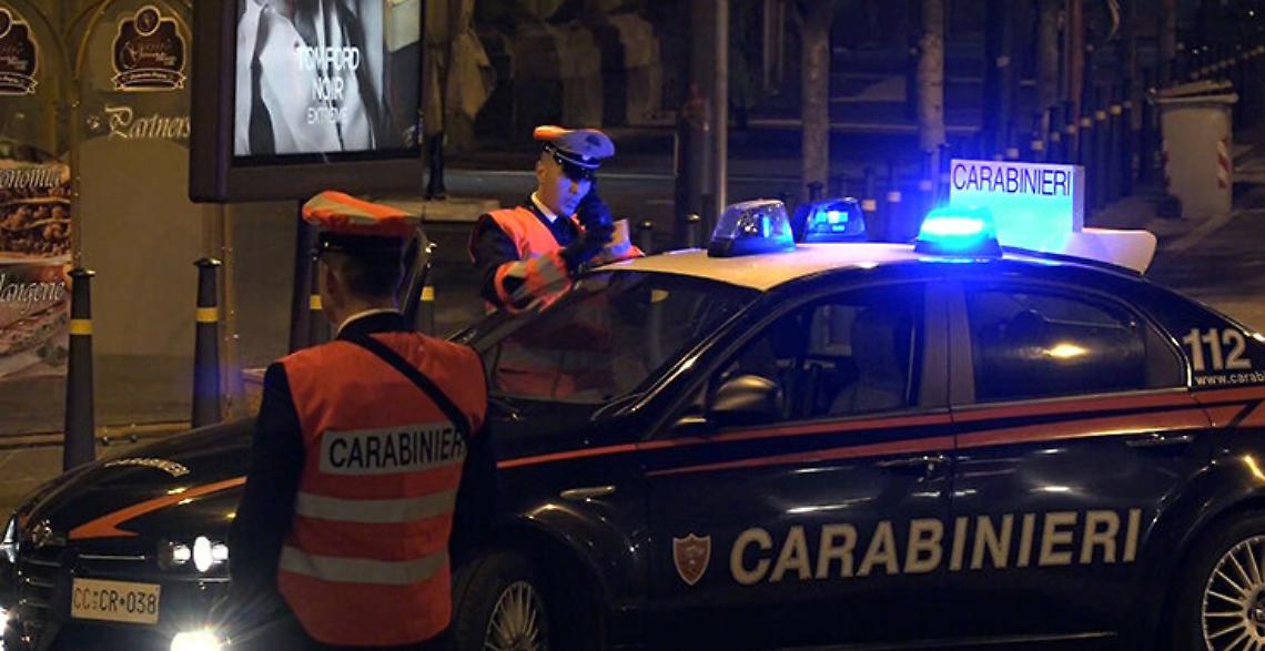 Ruba auto civetta dei carabinieri, si schianta contro il new jersey e scappa