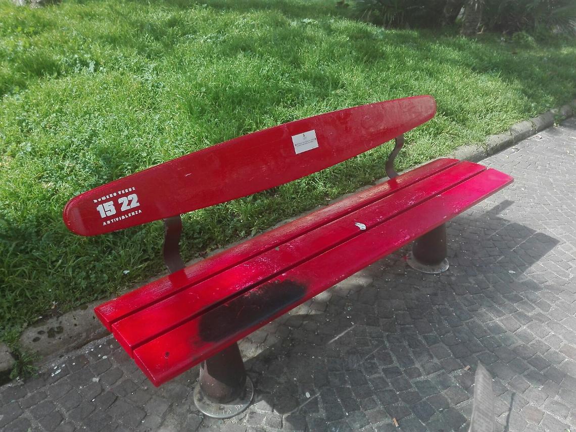 Vandalizzata la panchina rossa contro la violenza sulle donne