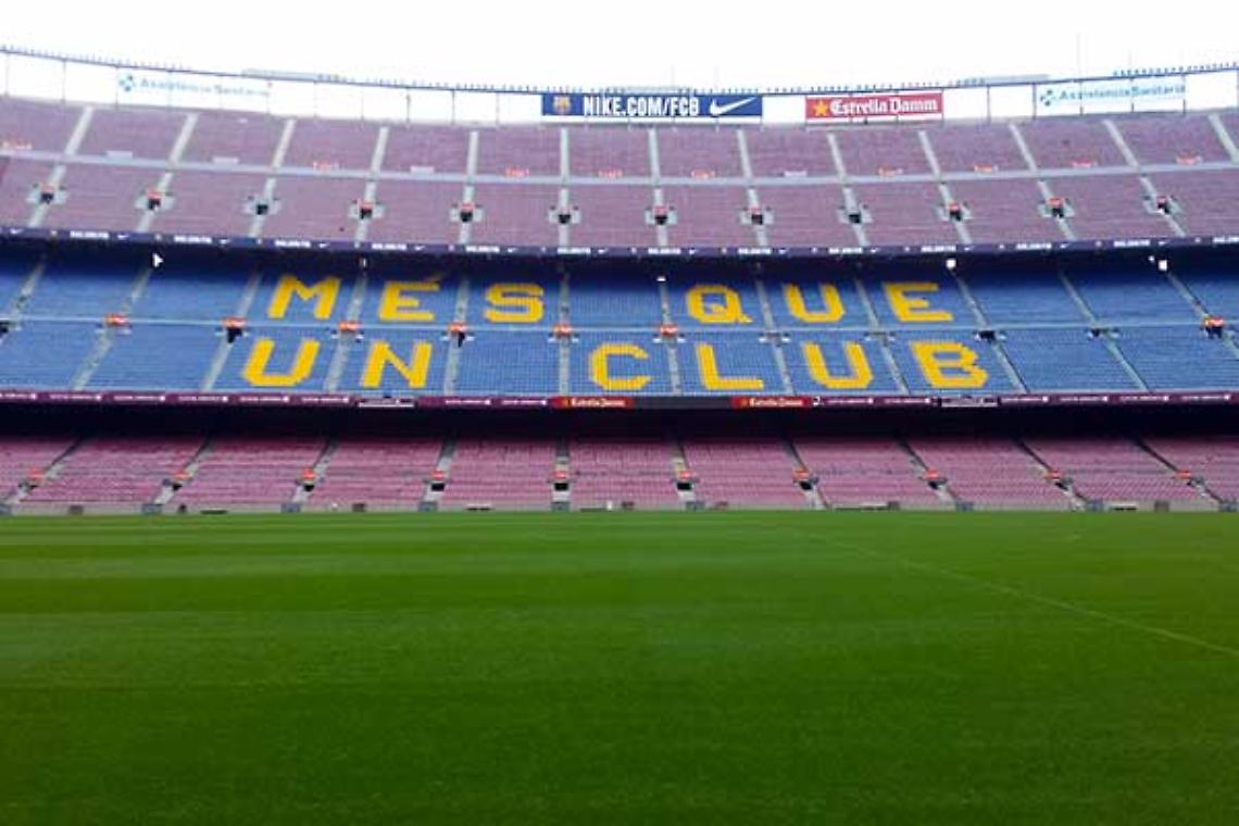 Barça-Napoli. Voli bloccati, ma arriva l'ok per il calcio. La partita resta comunque a rischio