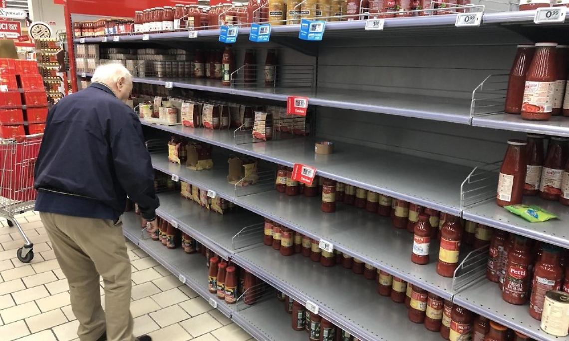 Positivo al coronavirus fa la spesa al supermercato, indagato per epidemia colposa