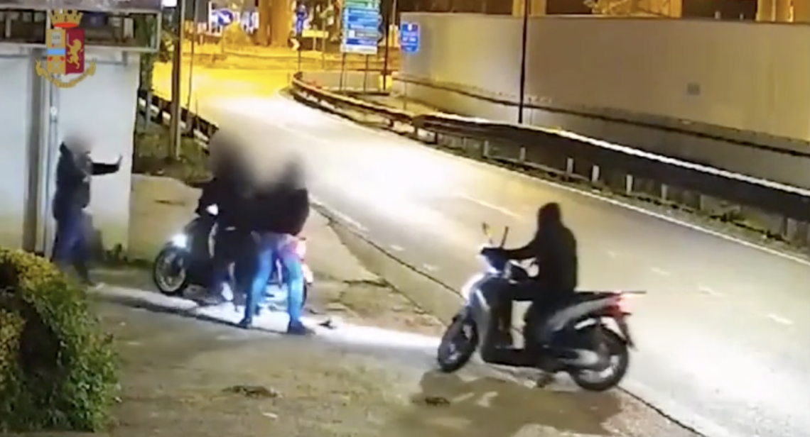 Rider aggredito, altra rapina della gang un'ora prima