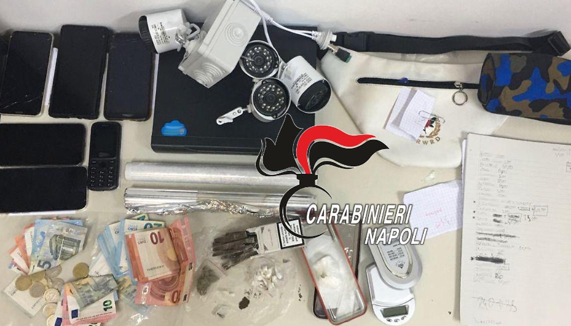 Piazza di spaccio in casa, 4 arresti e due denunciati