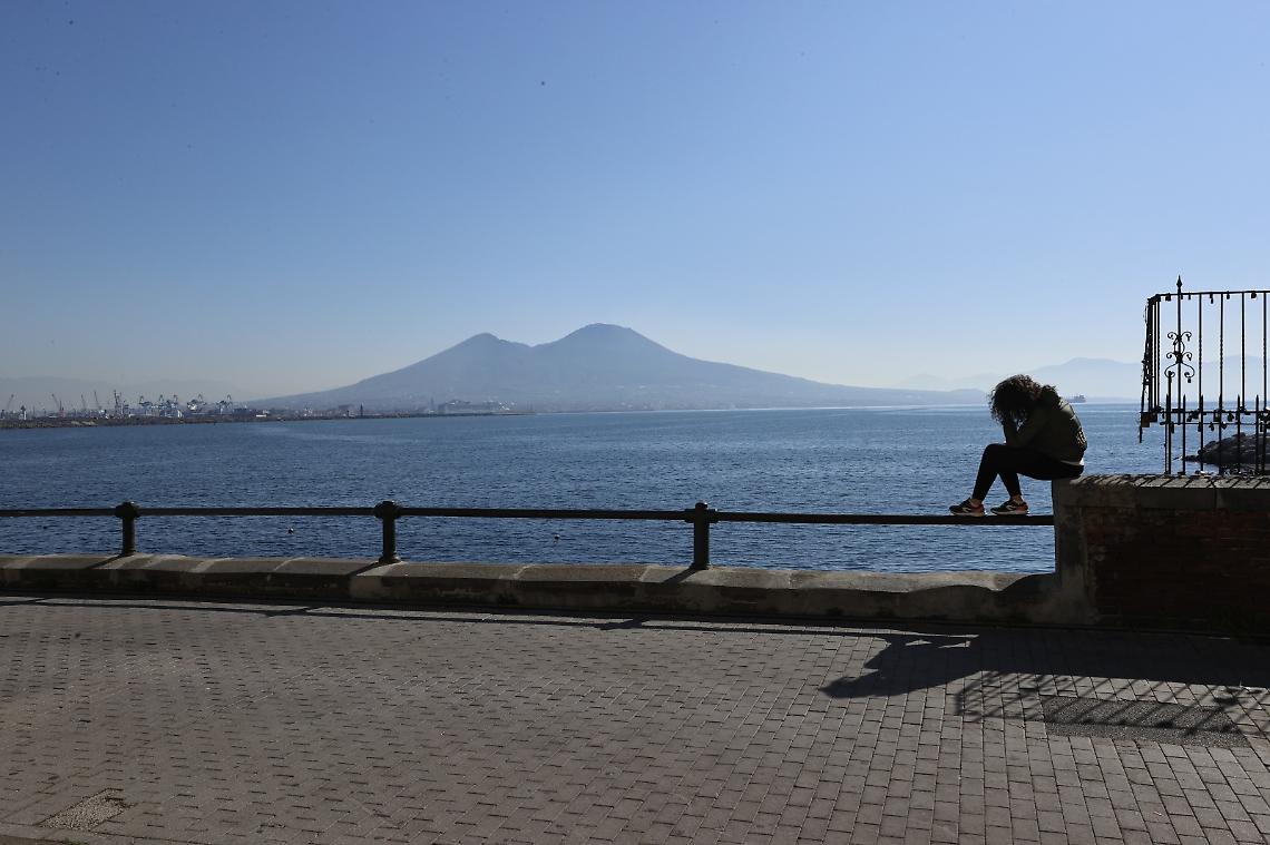 Zona rossa rafforzata, a Napoli lungomare deserto: pochi in giro