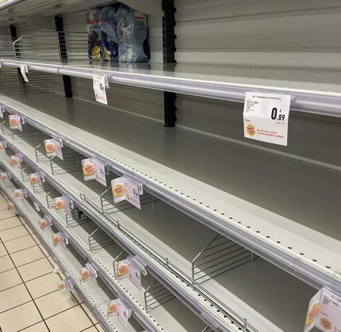 Supermercati vuoti e lunghe file, no l'accaparramento: "Massimo 4 prodotti"