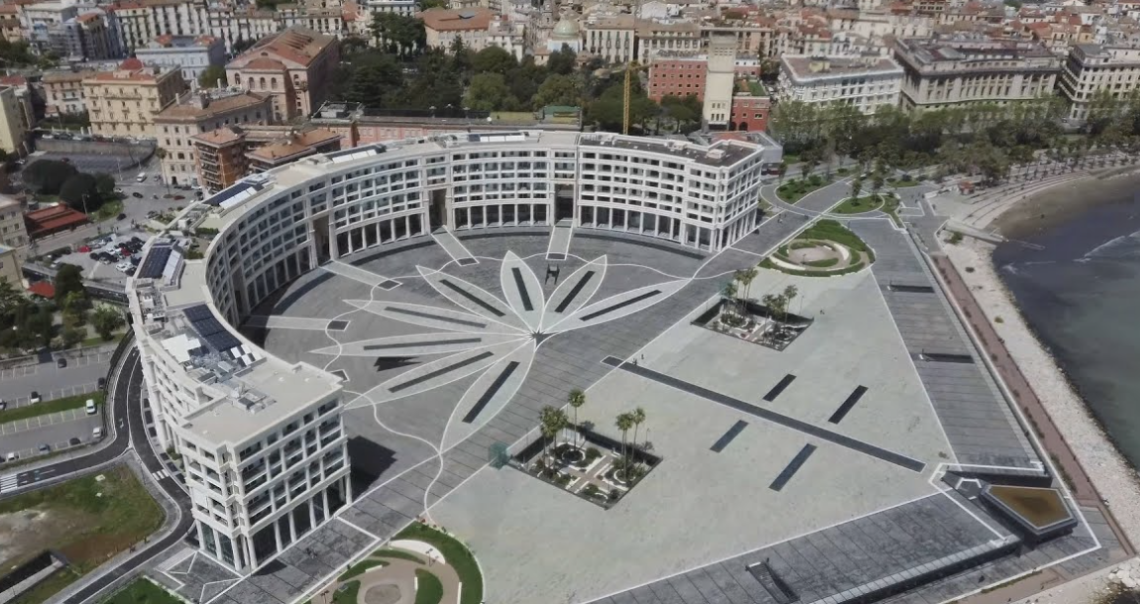 Pezzi di intonaco giù dal Crescent, Codacons: chiudere l'area