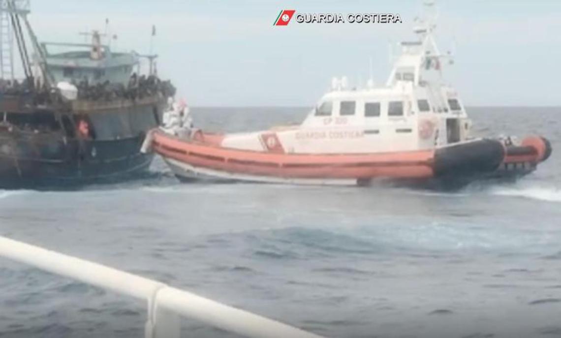 Migranti, sbarchi senza sosta: in 500 arrivati nella notte a Crotone