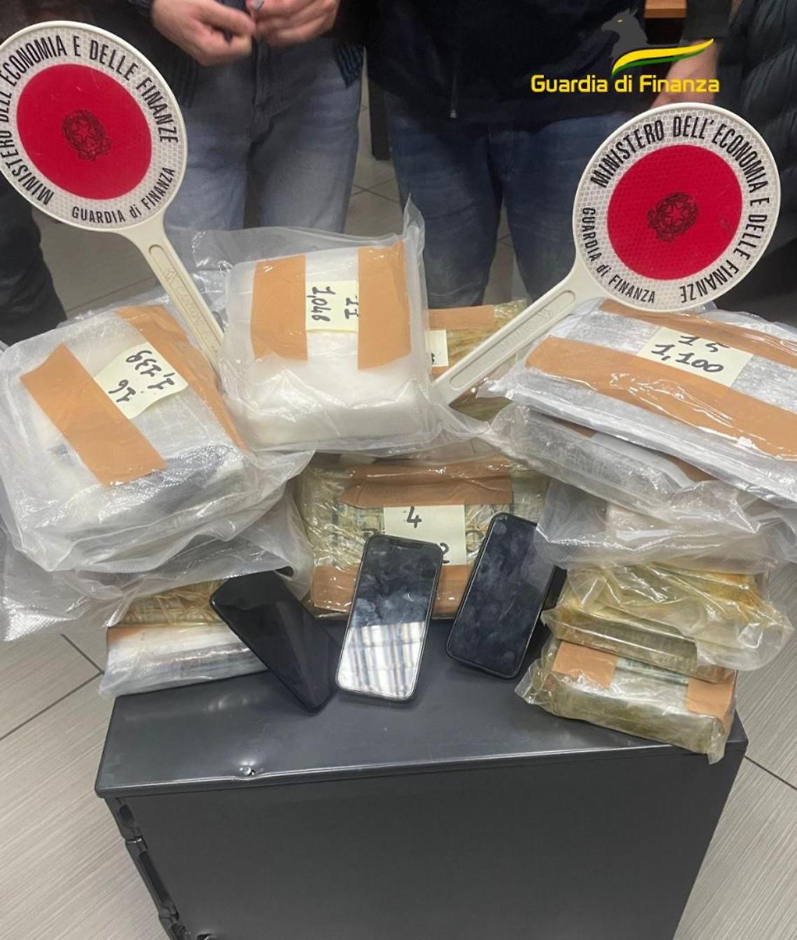 Verso Scampia con 18 chili di cocaina in auto, due arresti