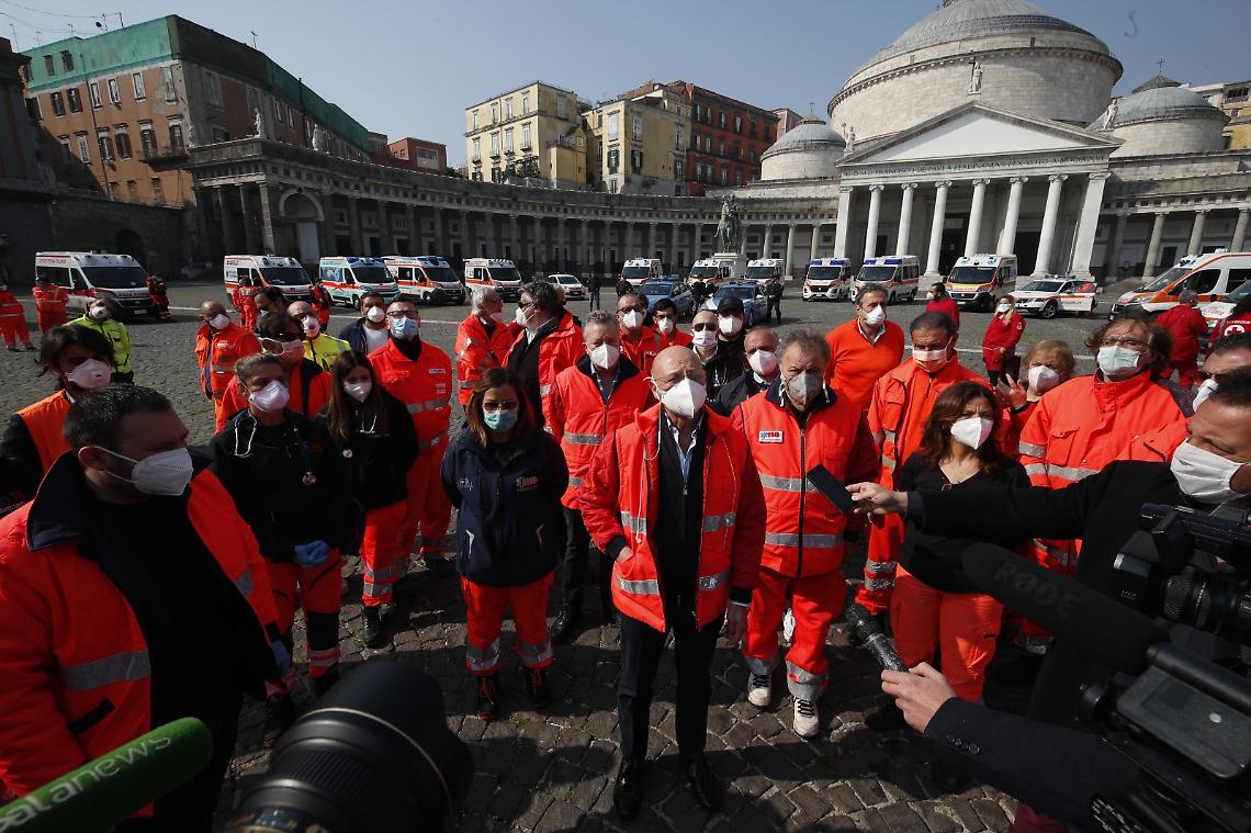 Coronavirus, ambulanze a piazza Plebiscito: omaggio a Napoli