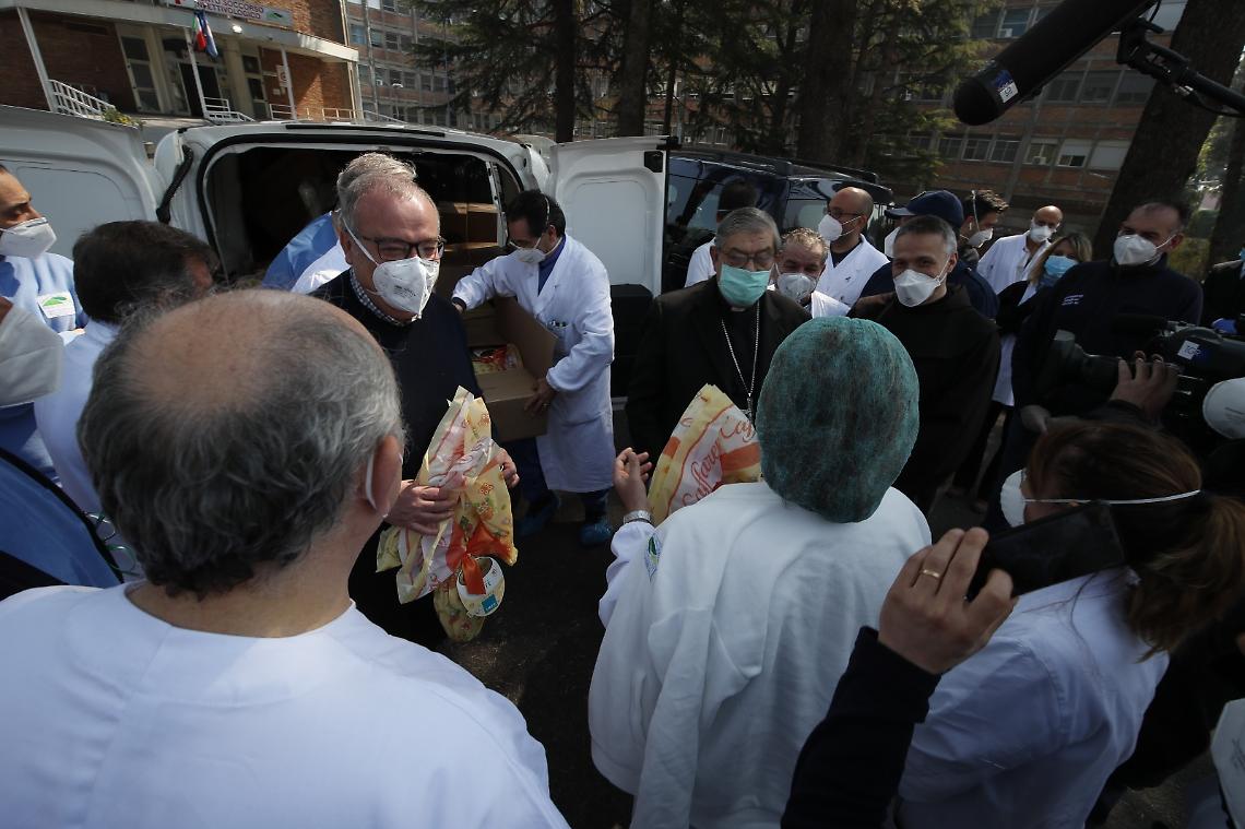 Papa Francesco dona respiratori e uova di Pasqua al Cotugno