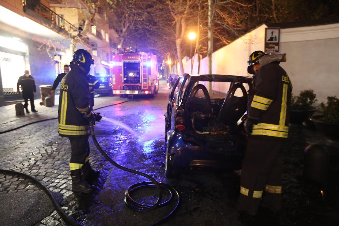 Auto in fiamme in via Cimarosa, paura al Vomero