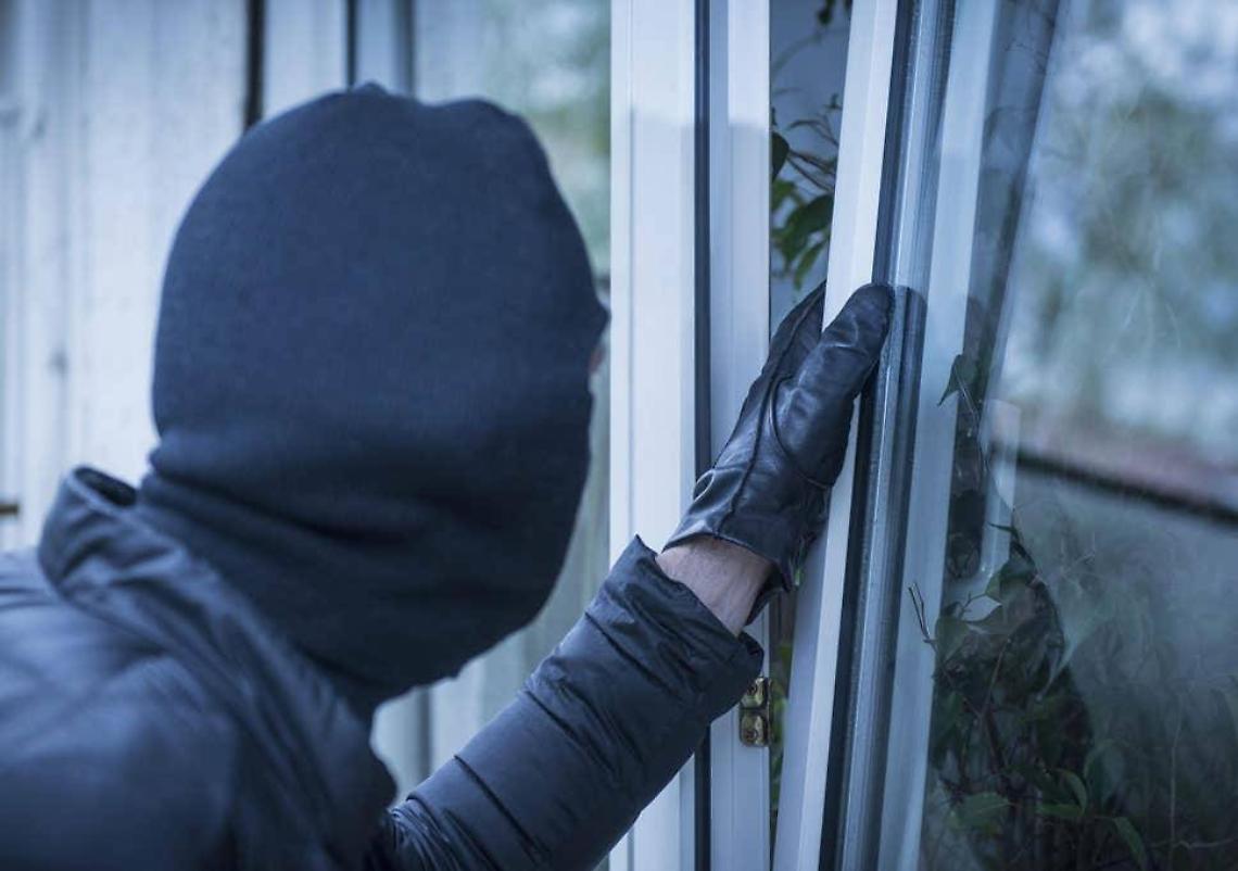 Sorpreso dal proprietario, topo d'appartamento finisce in manette