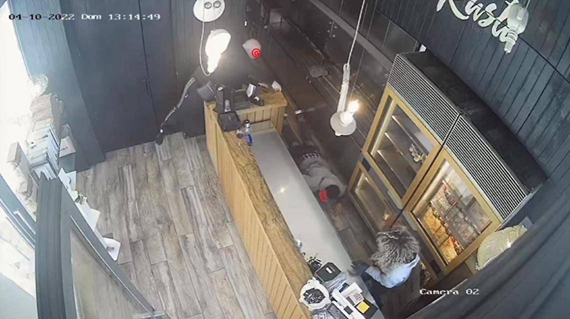 Orrore al ristorante, cliente spara al cuoco per il "servizio troppo lento"