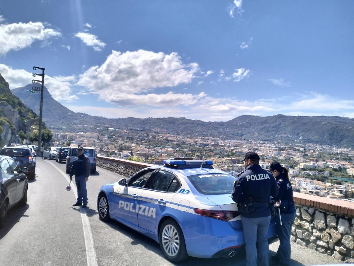 Costiera sorrentina, controlli della polizia: 196 identificati